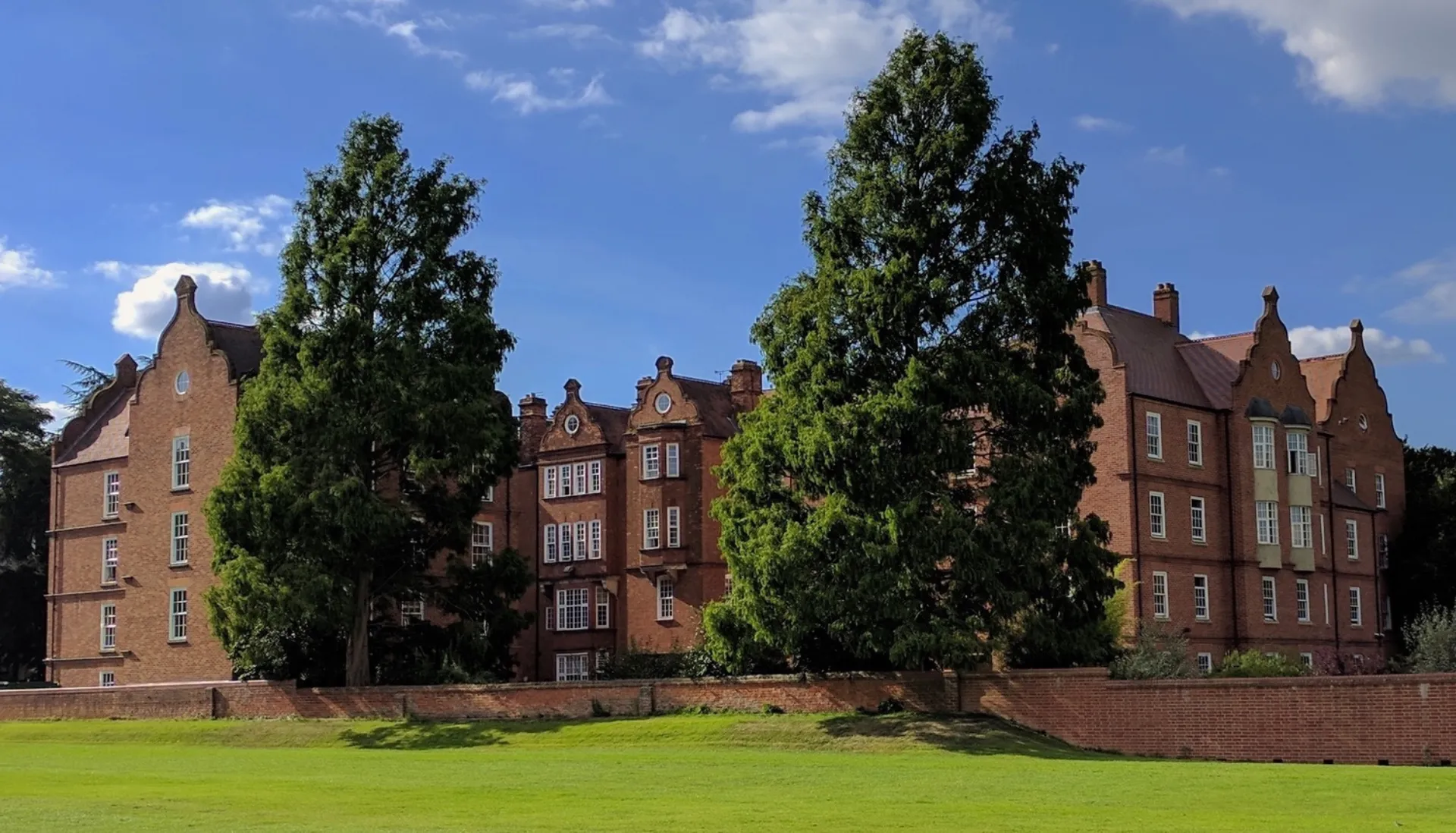 Photo of Linacre College in grounds.