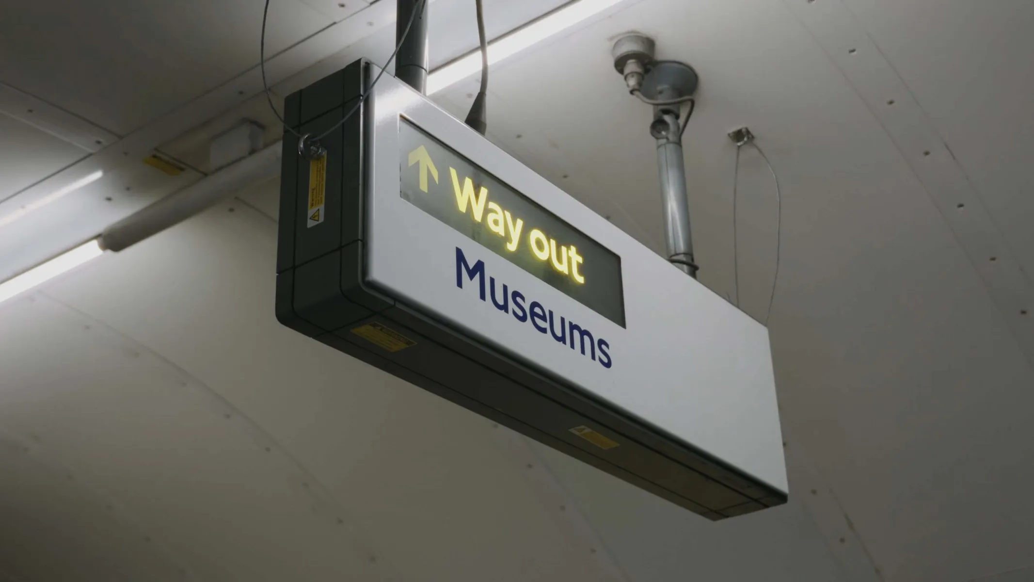 London underground sign indicating "Way out" for "Museums"